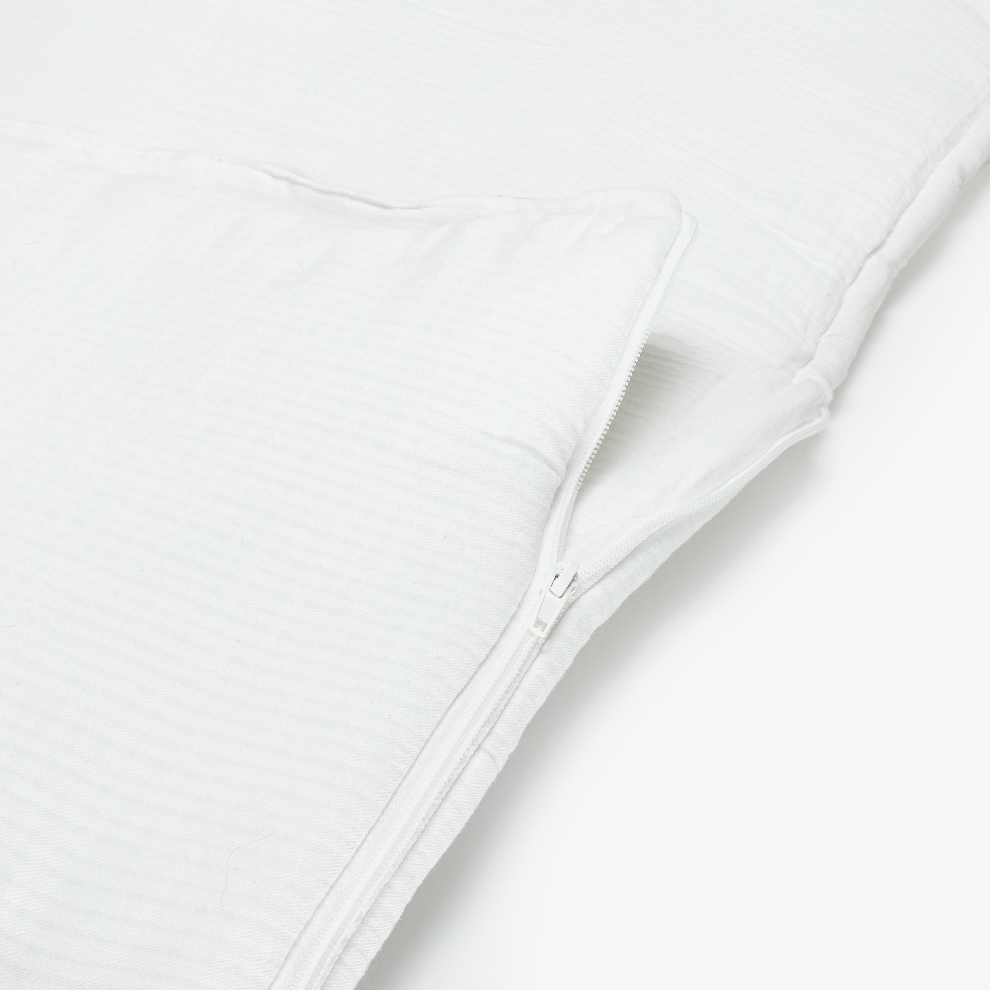 White Cotton Muslin Baby Nest with Scalloped Trim (100cm) - View 4