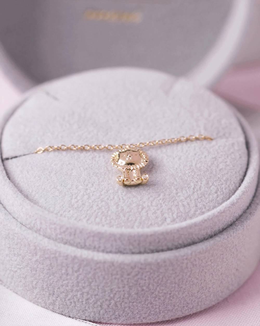18kt Yellow Gold & Diamond Lion Bracelet - View 2